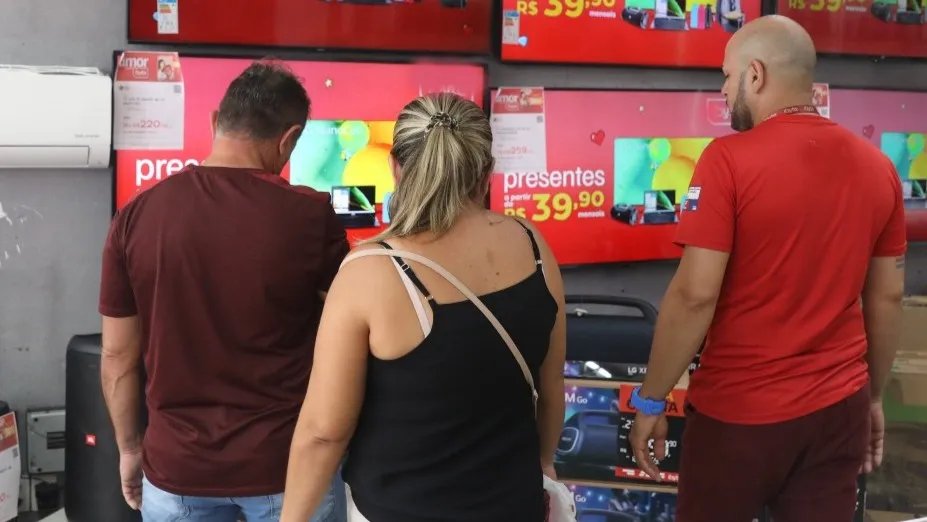 Dia dos Pais: Procon Fortaleza orienta consumidores sobre compra do presente